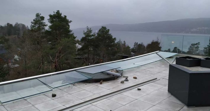 Foto av ødelagt glassrekkverk