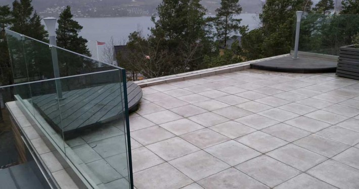 Foto av ødelagt glassrekkverk