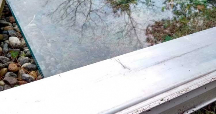 Foto av ødelagt glassrekkverk