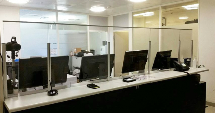 Foto av beskyttelsesvegg i Plexiglass