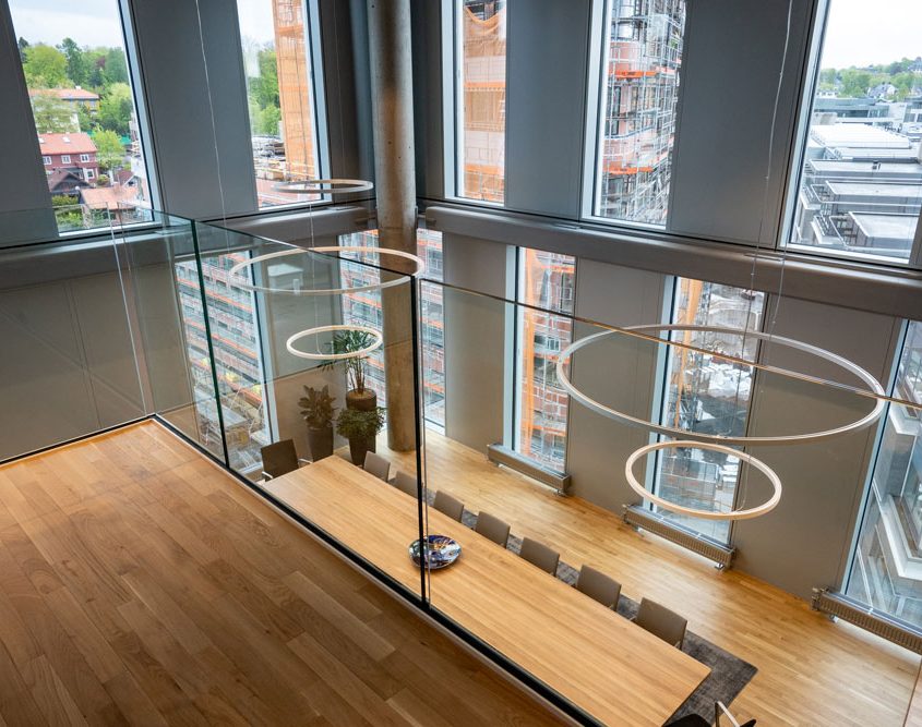 Foto av glassrekkverk i Orkla City