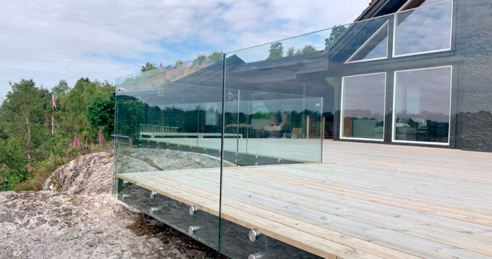 Foto av glassrekkverk