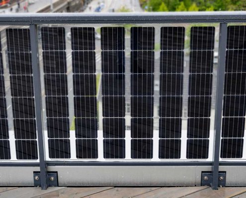 Foto av firesidig profil på glassrekkverk med solceller