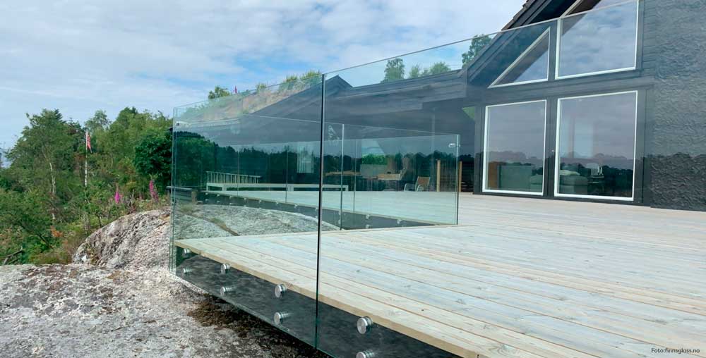 Foto av Boltefestet Glassrekkverk