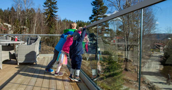 Foto av barn og glassrekkverk