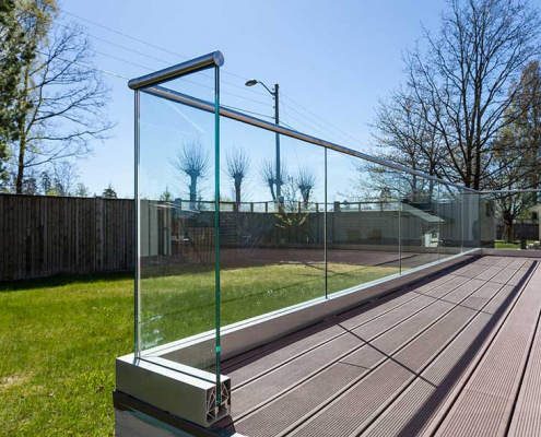Foto av toppmontert glassrekkverk