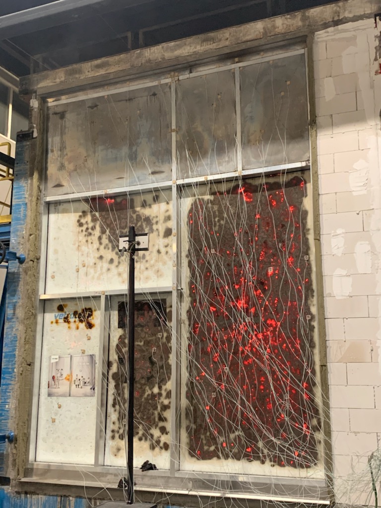 Foto av branntest av fasade