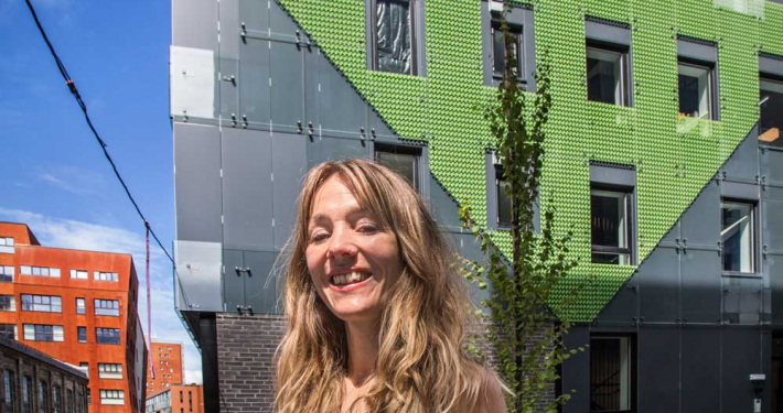 Foto av Hedvig Thorkildsen og bygget Kranen