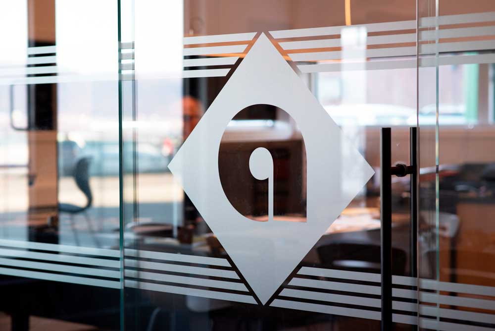 Foto av glassdør med logodekor