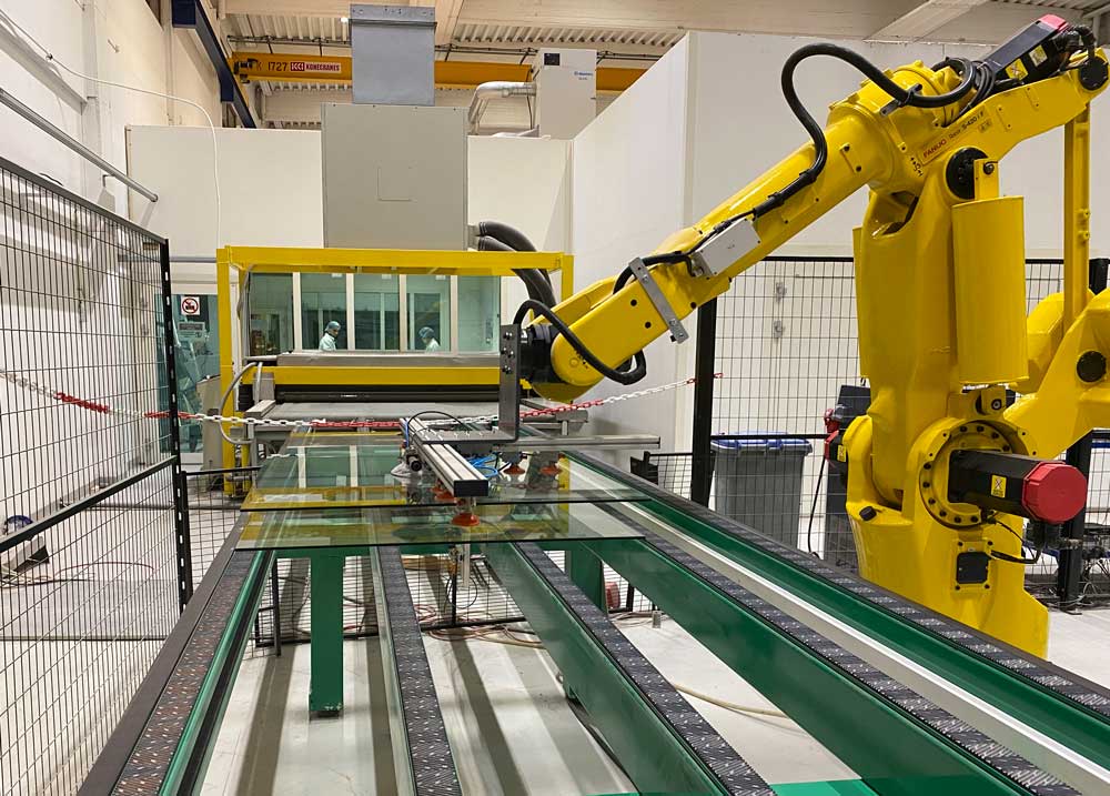 Foto av robot i glassproduksjon