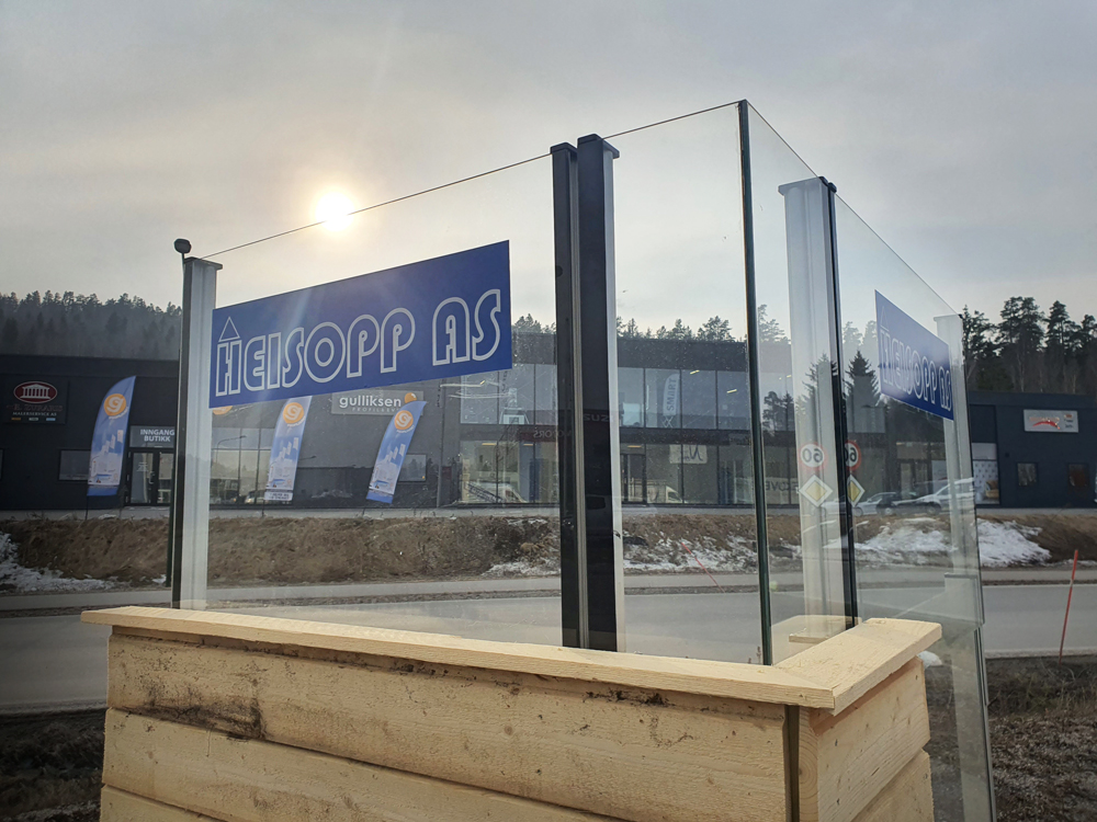 Foto av glassrekkverk med vindskjerm