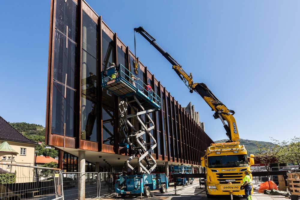 Foto av rehabilitering av Grieghallens glassfasade