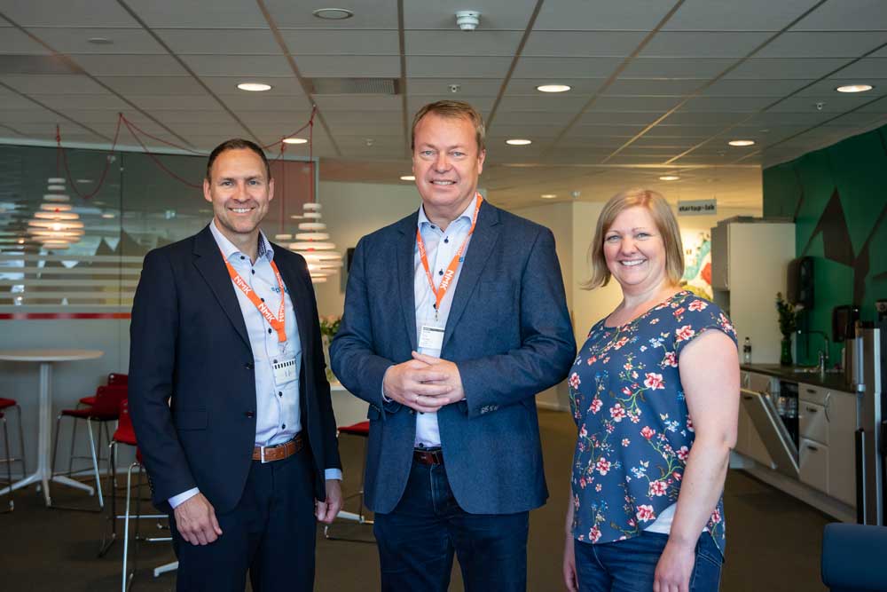 Foto av Ronny Eidsvik (KAM), Terje Bøe (Adm. Dir) og Marianne Slettedal (KAM)