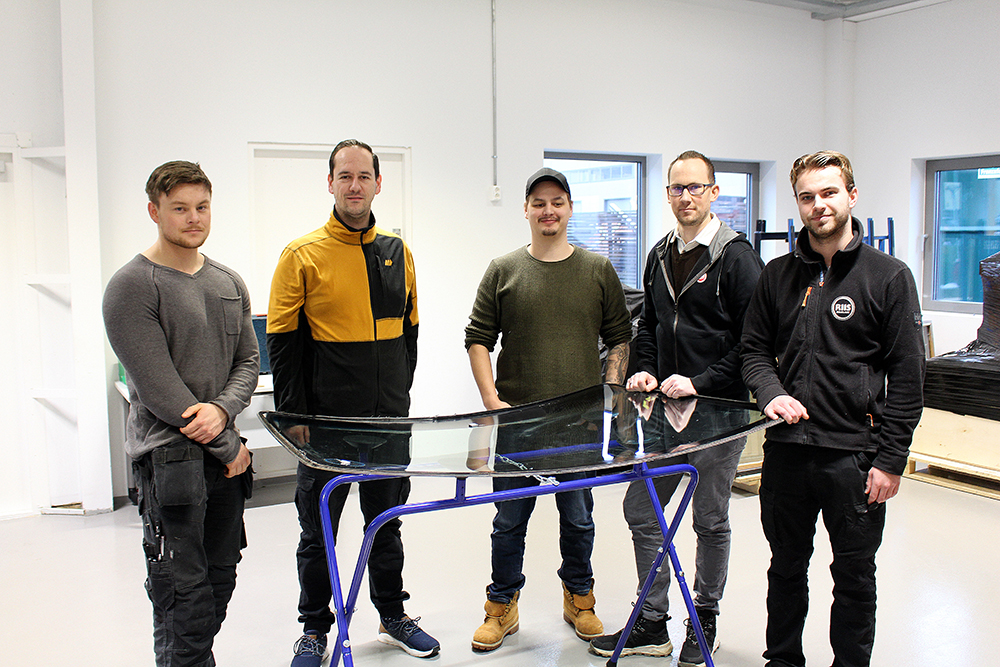 Foto av kursdeltakere fra Riis Bilglass på Glass og Fasadeforeningens kurs for praksiskandidater.