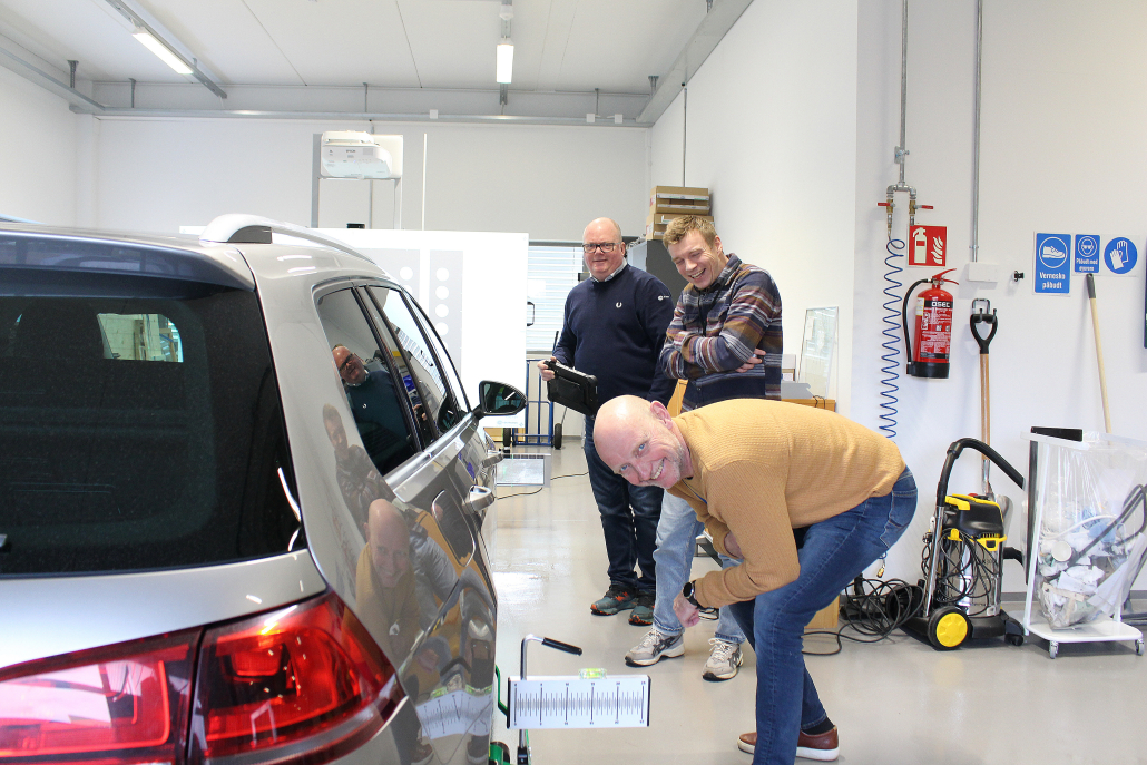 Foto av Ole Kristian Brennum ,Jonas van Zwieten Sivertsen og Per Henning Graff som kalibrer frontrute