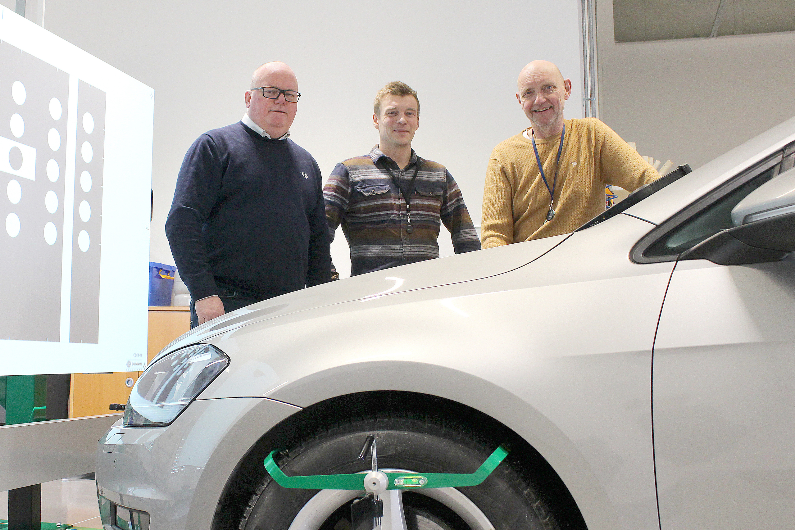 Foto av Ole Kristian Brennum ,Jonas van Zwieten Sivertsen og Per Henning Graff som kalibrer frontrutediagnosetester og kalibreringsverktøy, levert, montert og demonstrert av Ole Kristian Brennum fra Hella Gutmann