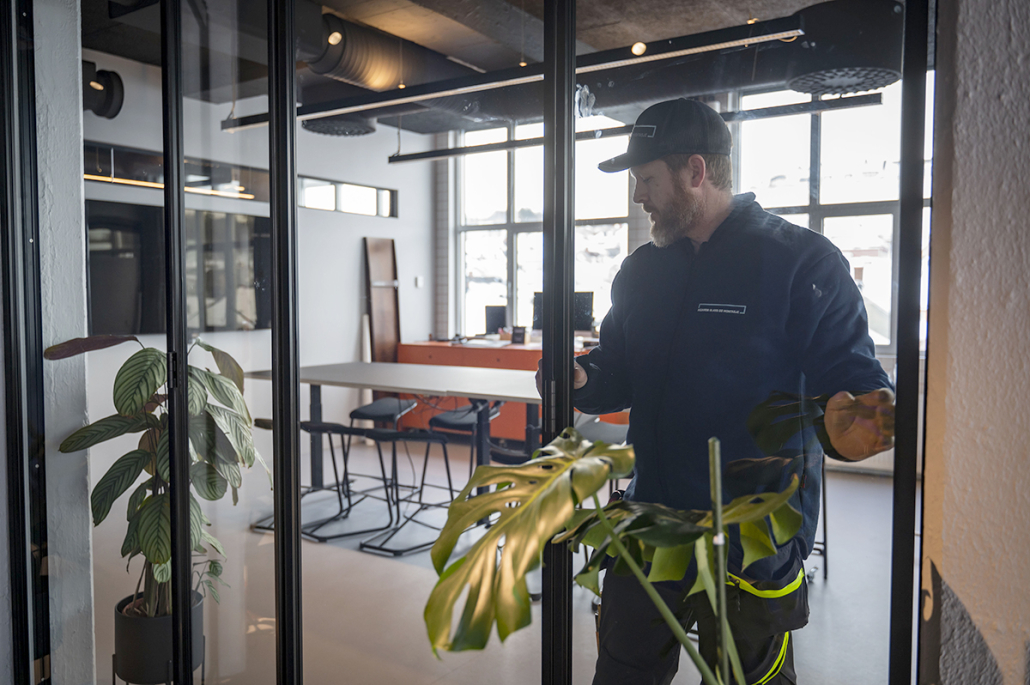 Bilde av mann som monterer glass