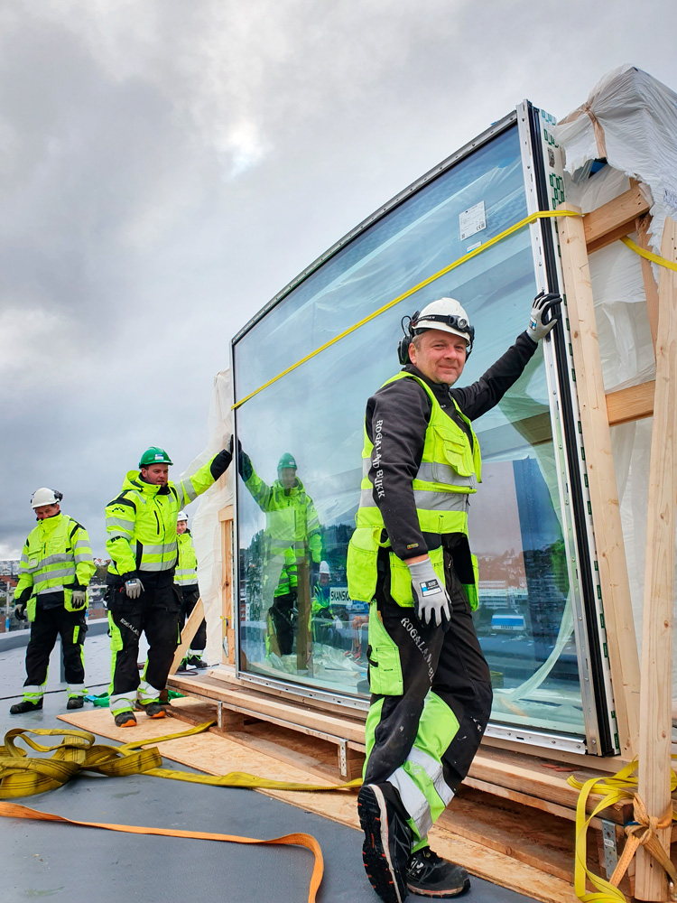 Foto av montering av glass i fasaden i Ovalen i Sandnes