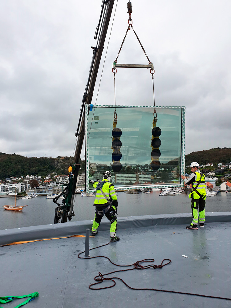 Foto av montering av glass i fasaden i Ovalen i Sandnes