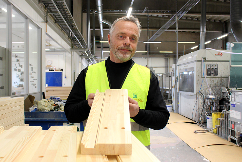 Foto av mann som holder en treprofil