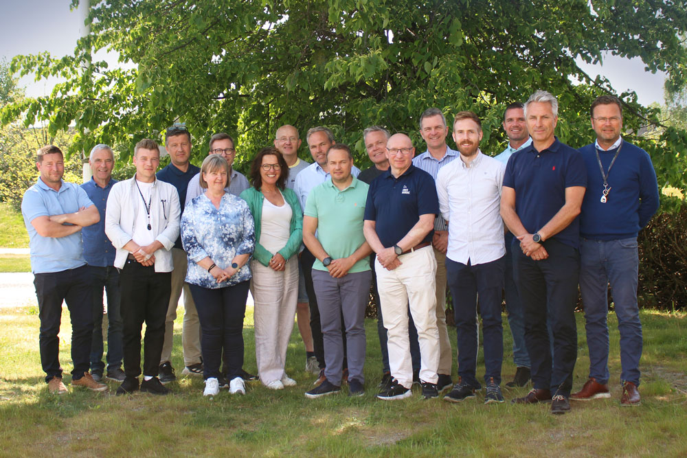 Foto av Dag Ove Pettersen, Geir Atle Bolseth, Jans van Zwieten Sivertsen, Arvid Berge, Jonas Nilsson, Gunn Weiby, Jannicken Kristoffersen, Jan Remy Taaje, Simen Sagstuen, Gøran Karlsen, Roy Vidar Nilsen, Kristian Winje, Kristian Sivertsen, Brage Sundbye, Jan Helge Bolseth og Hans Olav Meen Nilssen.