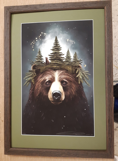 Foto av innrammet billedkunst